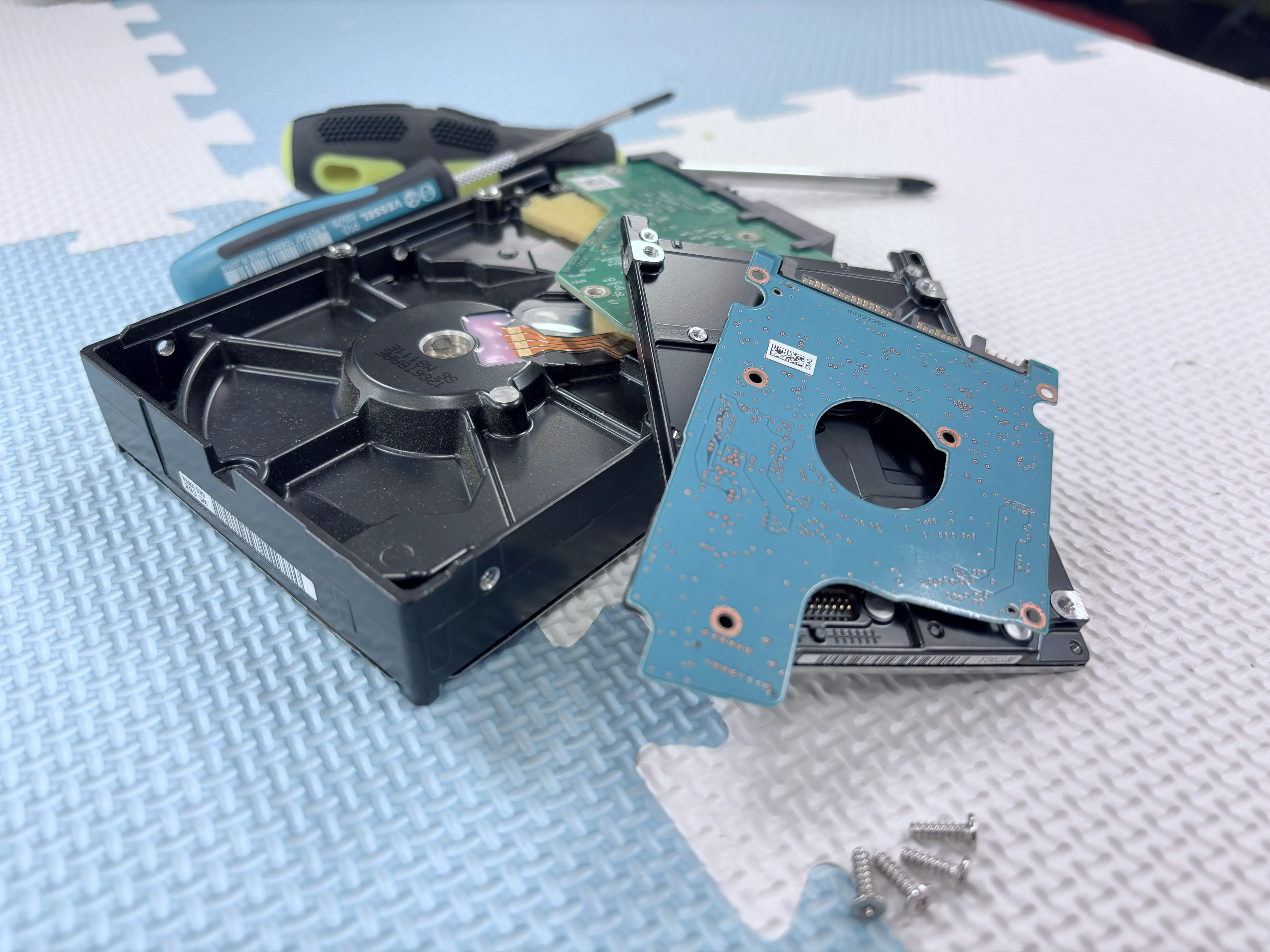 ハードディスクの解体作業